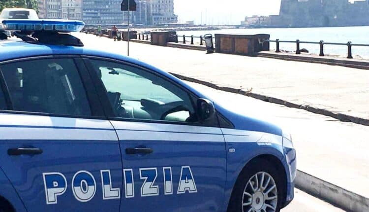 Chiaia (NA), aggredisce una persona e i poliziotti: arrestato