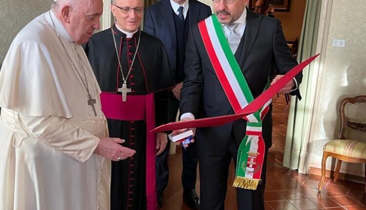 Asti, il Papa riceve la cittadinanza onoraria.