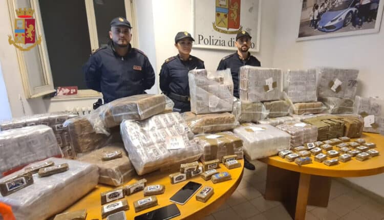 Roma, arrestati due magrebini in possesso di 229 kg di hashish