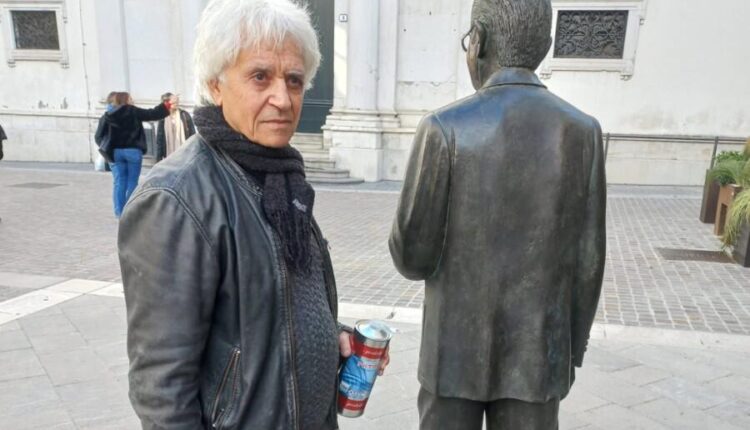 Udine, imbrattata statua dedicata a Carlo Sgorlon