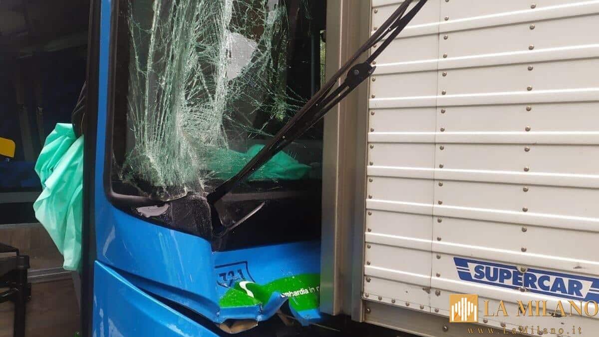 San Donato Milanese, tamponamento tra autobus e tir: 10 persone in ospedale