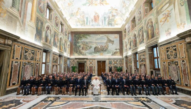 Roma, il Papa incontra i poliziotti che contrastano la violenza sulle donne