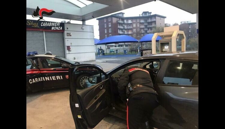 Giussano, spacciatore prova a disfarsi della droga con la tattica Pollicino