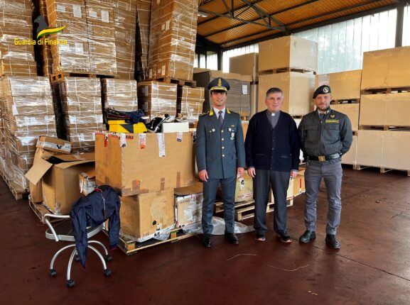 La Guardia di Finanza di Milano dona migliaia di vestiti e scarpe sequestrate ai bisognosi