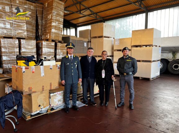 La Guardia di Finanza di Milano dona migliaia di vestiti e scarpe sequestrate ai bisognosi