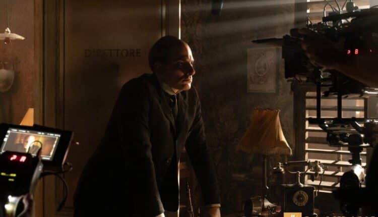 La prima foto di Luca Marinelli nei panni di Benito Mussolini