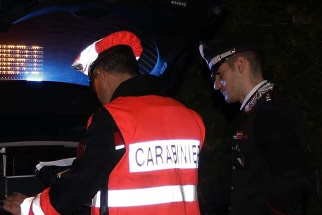 Casapulla (CE), distrugge il mobilio di casa e minaccia il padre per farsi consegnare del denaro