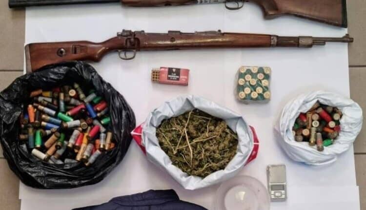 Crotone, arrestato uomo di 40 anni: deteneva armi e munizioni