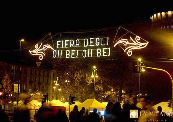 Milano, tutto pronto per celebrare le festività con alberi, luci e mercatini