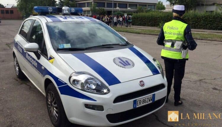 Modena, papà ritira figlio a scuola: fermato alla guida senza patente