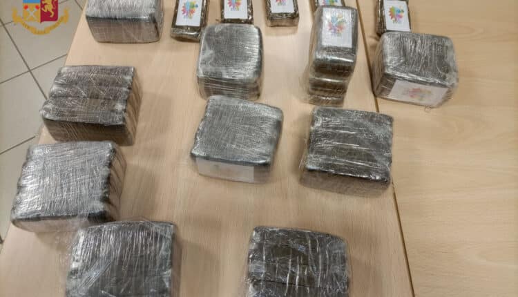 Colleferro (RM), arrestata una ragazza di 20 anni per detenzione e spaccio di stupefacenti