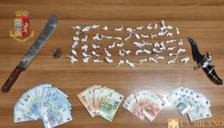 Milano, minacciano gli agenti con il machete: la Polizia di Stato arresta 2 pusher