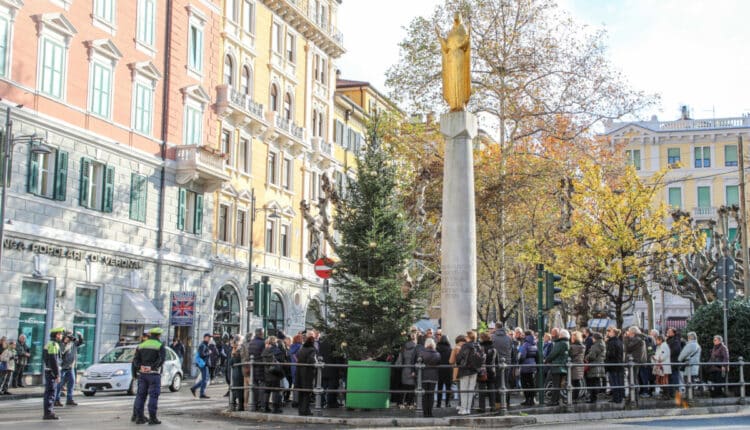Trieste, cerimonia dell’infiorata alla Stele Mariana per la festa dell’Immacolata.