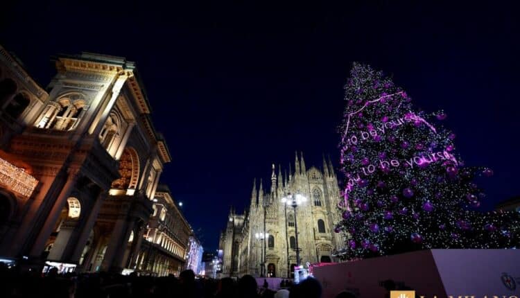 Milano, accesso l'albero di Natale di Piazza Duomo
