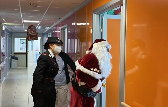 Nuoro, regali ai bambini dell’Ospedale San Francesco da parte dei Carabinieri.