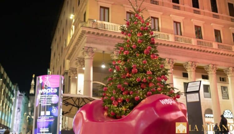 Milano, acceso l'albero in Piazza San Carlo