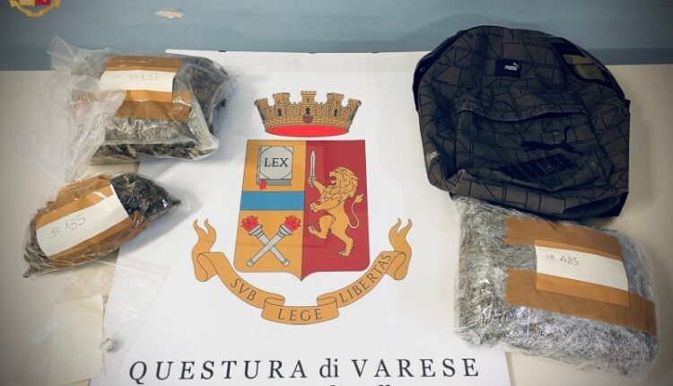 Busto Arsizio (VA), rinvenuto uno zaino con un Kilo di marijuana