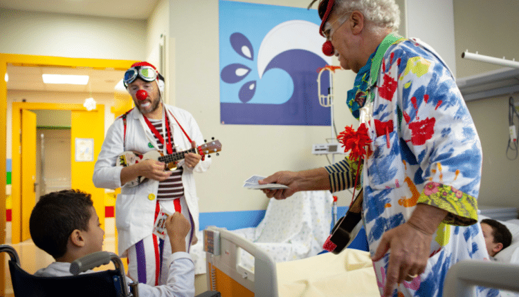 Milano, all'ospedale Niguarda 350 bambini curati, 30.000 sorrisi regalati e 12 ore di terapia del sorriso offerte grazie a Fondazione Dottor Sorriso e Straumann Group