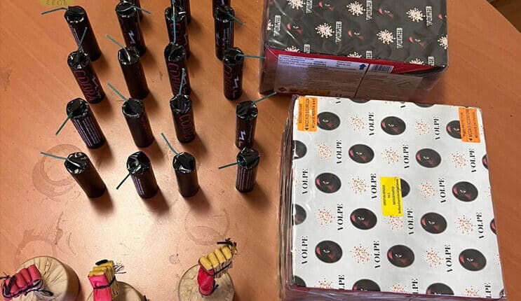 Roma, Eur: la Polizia di Stato, nel dare esecuzione ad un’ordinanza di aggravamento di misura cautelare, scopre che l’indagato aveva in casa 10 kg di materiale pirotecnico tra cui 5 pericolose “bombe carta”