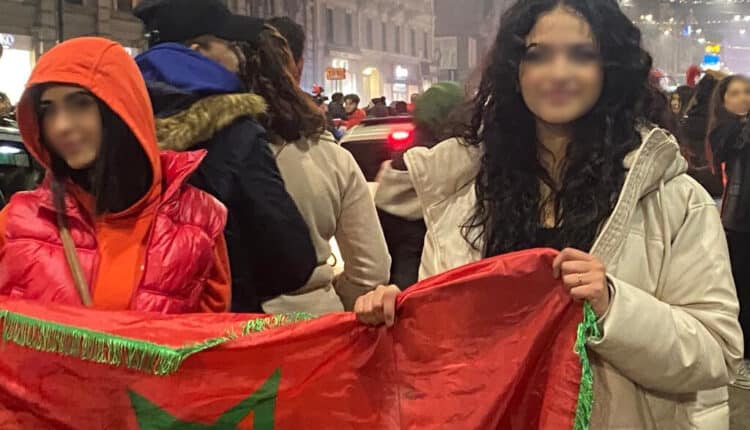 Milano, i tifosi del Marocco sfilano nelle vie del centro dopo la vittoria contro il Portogallo