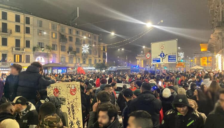 Milano, i tifosi del Marocco sfilano nelle vie del centro dopo la vittoria contro il Portogallo