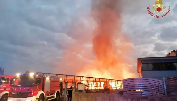 Guardamiglio (LO), incendio in un capannone: un solo ustionato e 18 intossicati