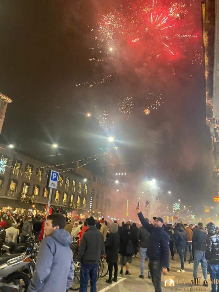 Milano, i tifosi del Marocco sfilano nelle vie del centro dopo la vittoria contro il Portogallo