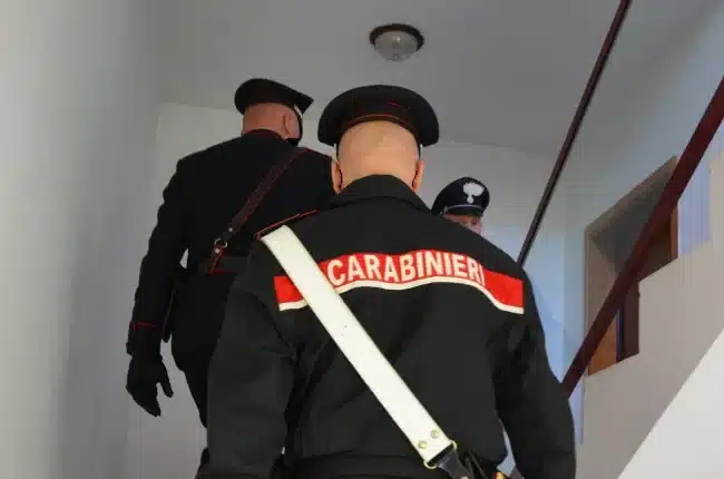 Vimercate, si scaglia contro i carabinieri dopo litigio con la madre: in arresto pregiudicato