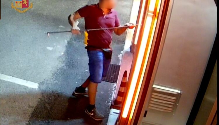 Novara, la Polizia di stato arresta un uomo per rapina