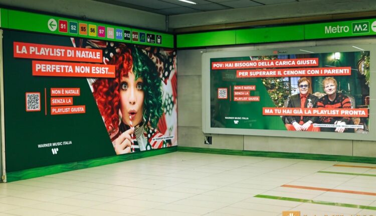 Milano, alla fermata metro Garibaldi tutto addobbato a tema Natale