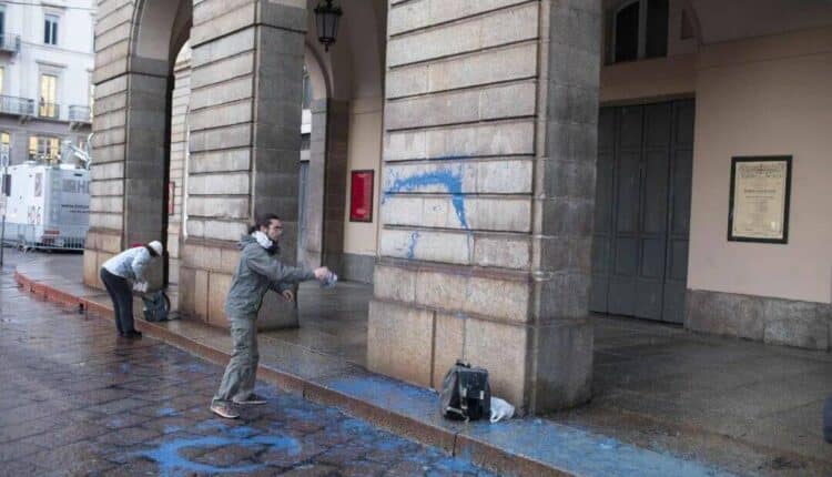 Milano, imbrattamento al Teatro La Scala: la Polizia di Stato denuncia 5 attivisti