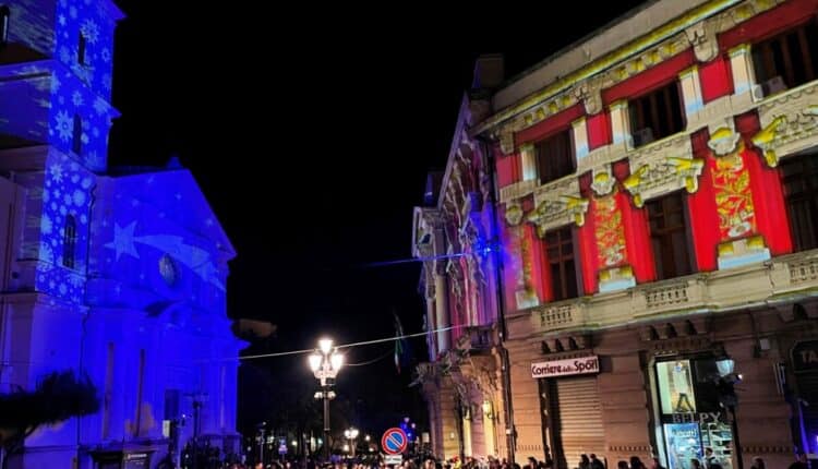 Catanzaro, la città si tinge dei colori natalizi con i suoi giochi di luce.