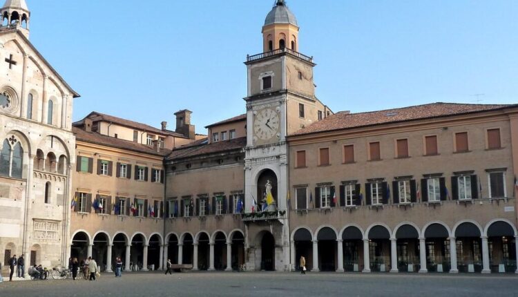 Modena, il sindaco premia i nove nuovi Maestri del lavoro.