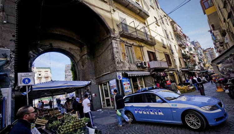 Napoli, Porta Nolana: tenta la fuga ed aggredisce i poliziotti. Arrestato