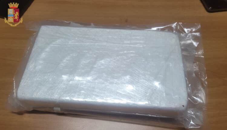 Primavalle (RM), padre e figlio arrestati in flagranza dalla Polizia di Stato mentre trasportavano in macchina un chilo di cocaina