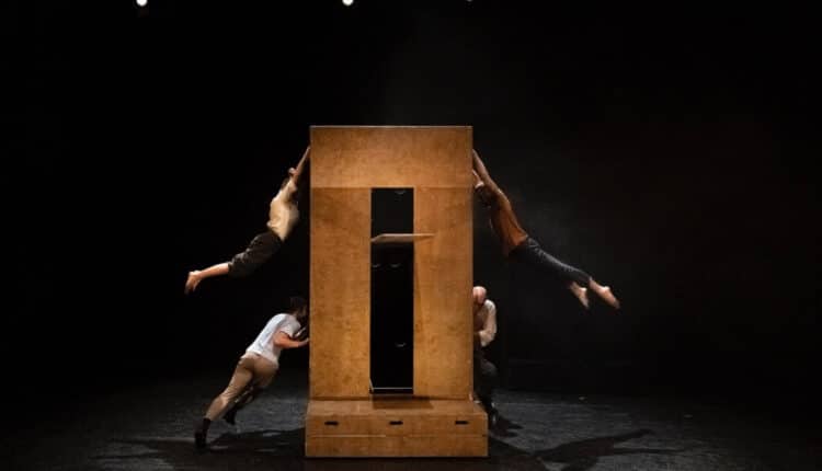 Milano, capodanno con il circo contemporaneo di Barcellona al Teatro Carcano