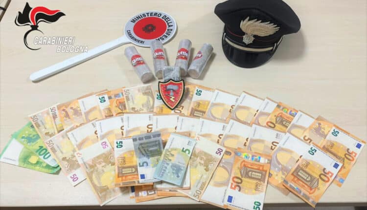 Bologna, prima fuma uno spinello, poi ordina la pizza: clandestino arrestato in albergo dai carabinieri.