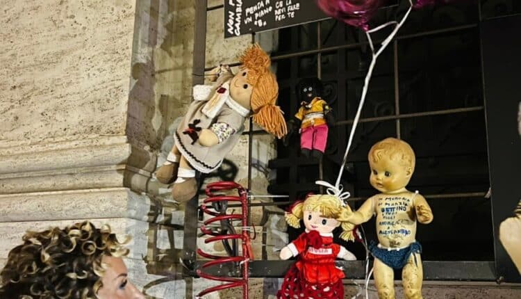 Genova, una nuova bambola sul Wall of Dolls di Piazza De Ferrari in ricordo di Giulia