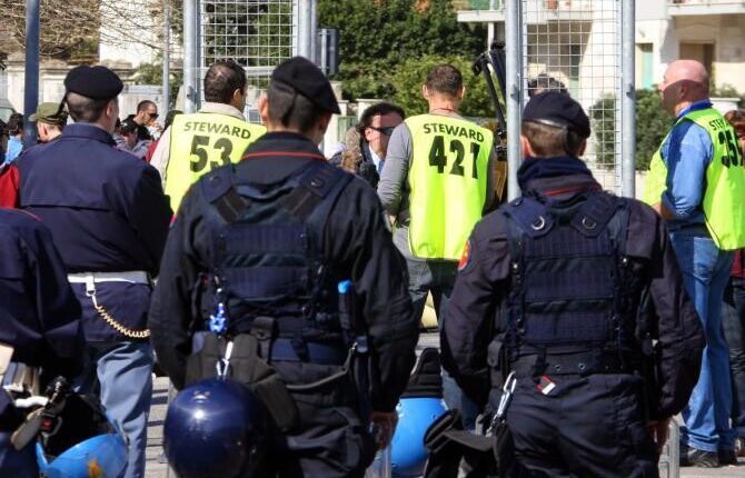 Polizia di Stato: colpiti dal DASPO del Questore due tifosi locali per essersi introdotti nel settore Curva Sud  eludendo i tornelli, nei primi minuti della gara  Frosinone – Cagliari, valevole per il campionato di Serie B