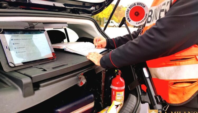 Ricercato finisce la fuga proprio nel momento in cui al figlio scappa un bisogno