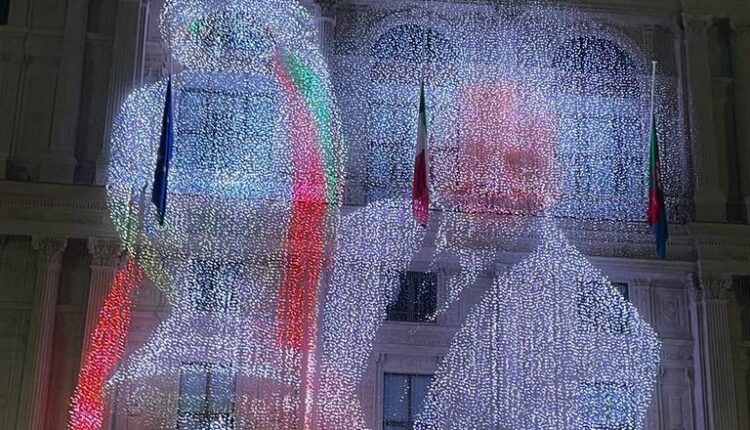 La regione Liguria ricorda Gianluca Vialli con un video proiettato sulla facciata del palazzo di Piazza De Ferrari