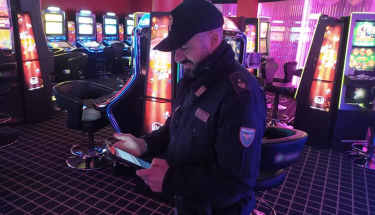 Roma, ancora controlli straordinari nella capitale nel corso dell’ultimo week end da parte della Polizia di Stato: 297 le persone identificate e 117 i veicoli controllati