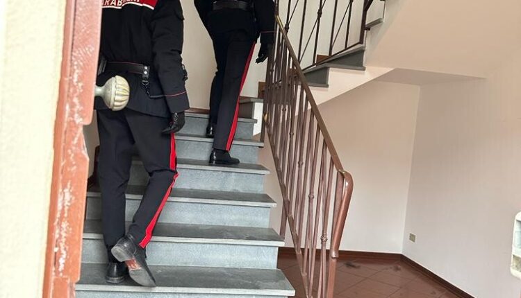 Capannori (LU), chiude in casa la moglie e la vicina di casa e le minaccia con un coltello