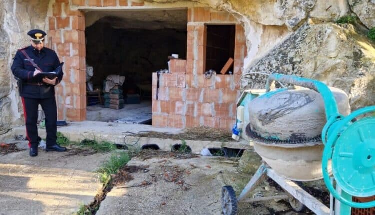 Ragusa, abuso edilizio in una grotta naturale: sessantaduenne arrestato