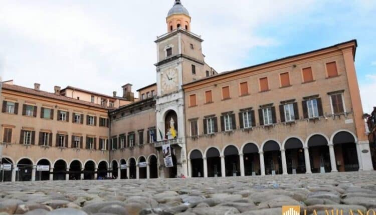 Modena, si torna a seguire il corteo delle maschere del “Carnevale del Giovedì grasso”.