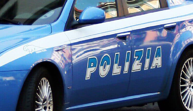 Fano (PU), la Polizia di Stato denuncia una persona per danneggiamento, porto di oggetti atti a offendere e atti osceni