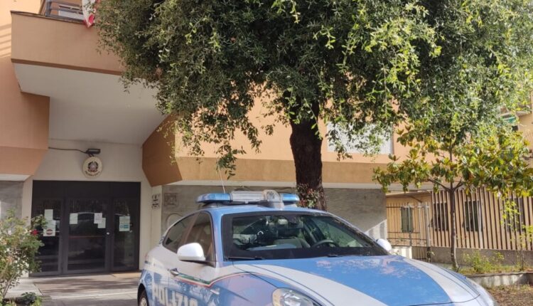 Genova, cammina al centro della carreggiata e aggredisce i poliziotti che tentano di portarlo al sicuro: arrestato