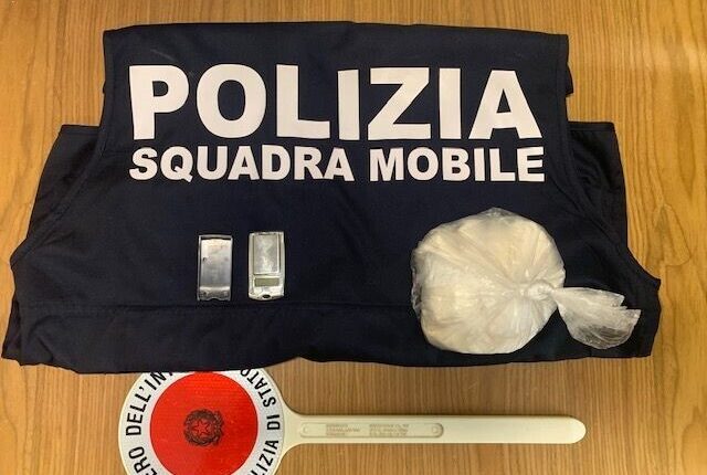 Pescara, fermato dalla Polizia di Stato per alta velocità: auto piena di droga