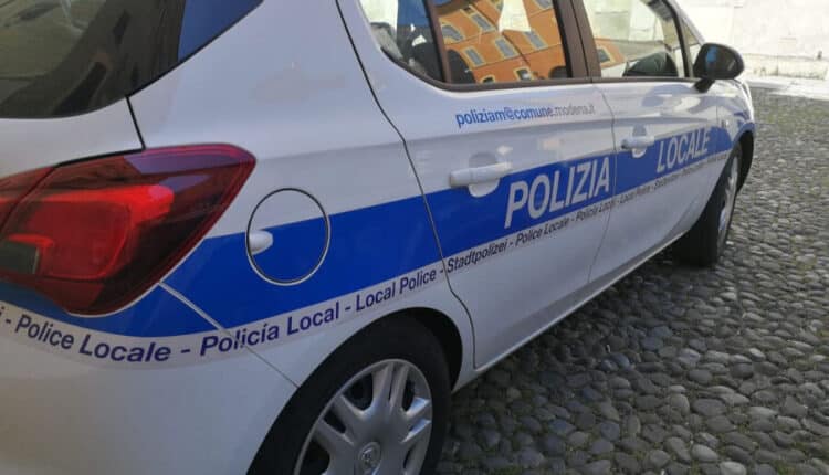 Modena, assume droga e fa un incidente con l'auto non assicurata