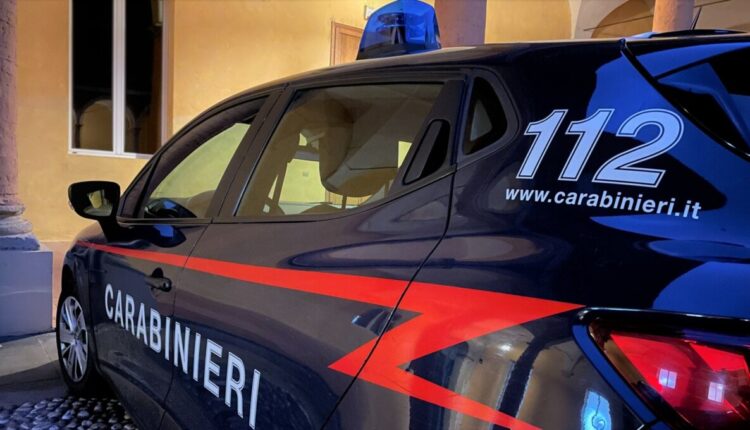 Bologna, lanciano un tronco d'albero giù per le scale della stazione ferroviaria: denunciati in 5 dai Carabinieri